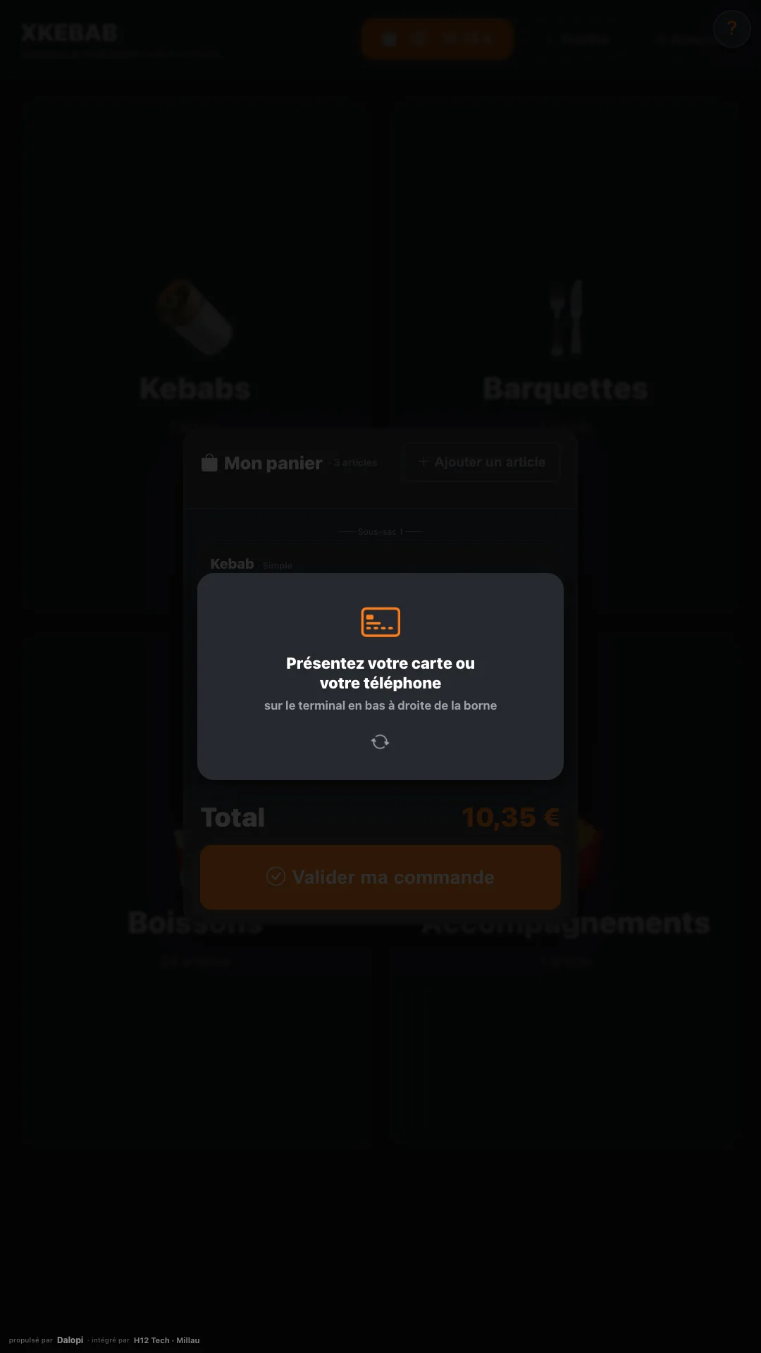 Le client suit les instructions du terminal de paiement